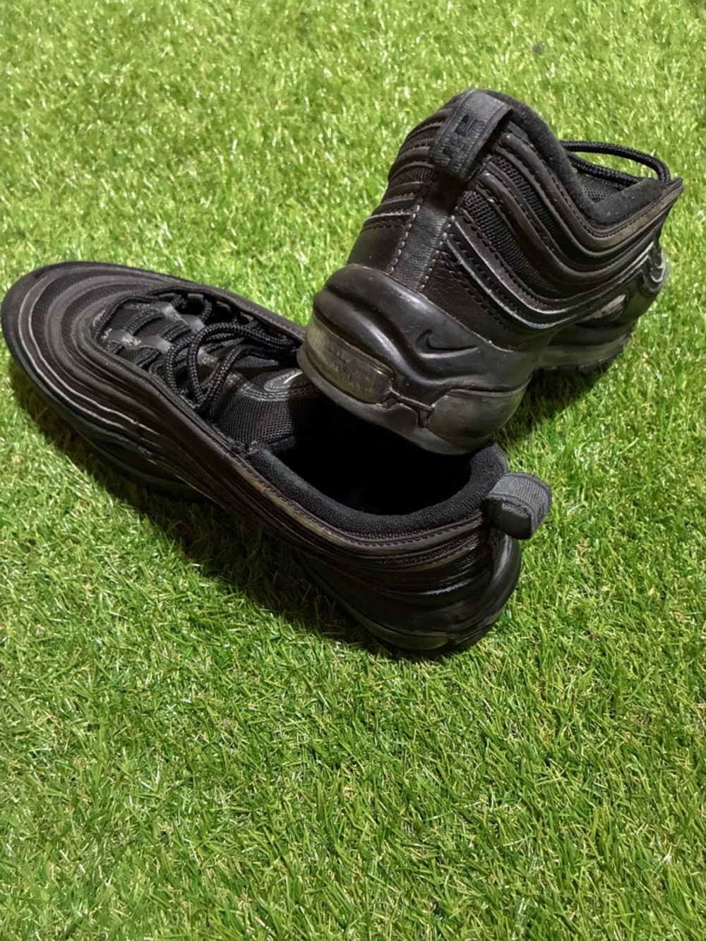 Nike Men's Black Sneakers with Subtle Metallic Swoosh - Picture 4 of 7